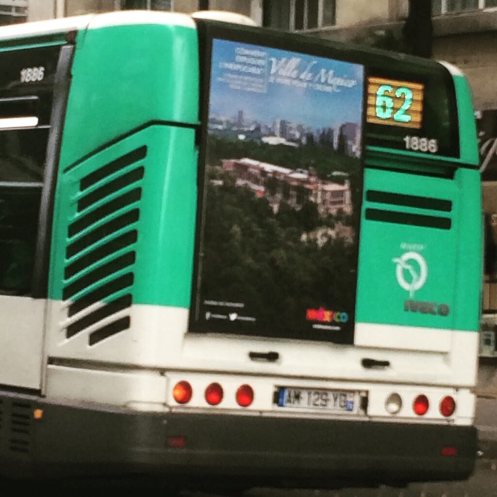 El parisino bus 62 visto desde la parte de atrás