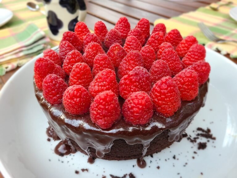Pastel chocolate con frambuesas GBBO